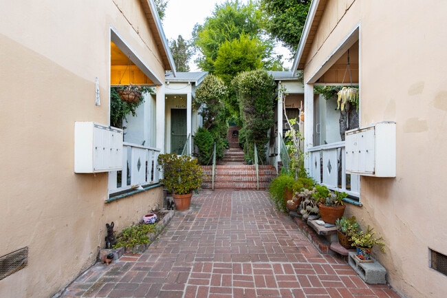 4605 Marmion Way in Los Angeles, CA - Foto de edificio - Building Photo