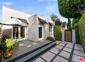 8833 Ashcroft Ave in West Hollywood, CA - Building Photo