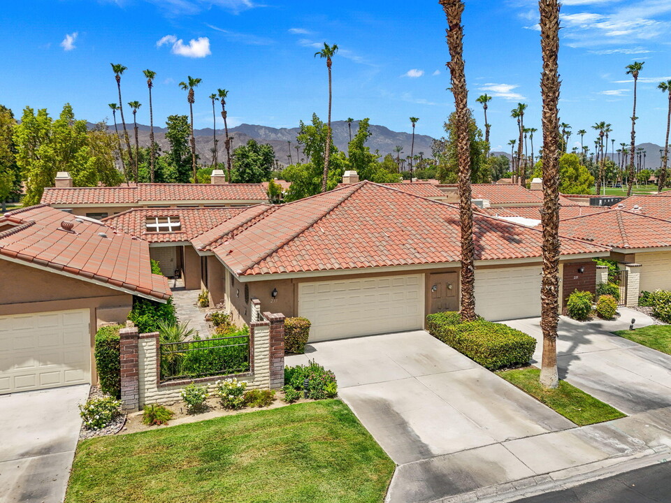 235 Santa Barbara Cir in Palm Desert, CA - Foto de edificio