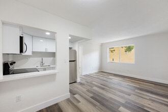 1811 NW 19th Terr in Miami, FL - Building Photo - Building Photo