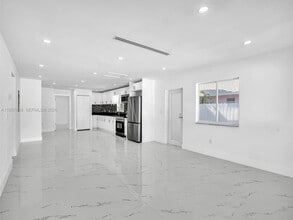3354 NW 50th St in Miami, FL - Building Photo - Building Photo