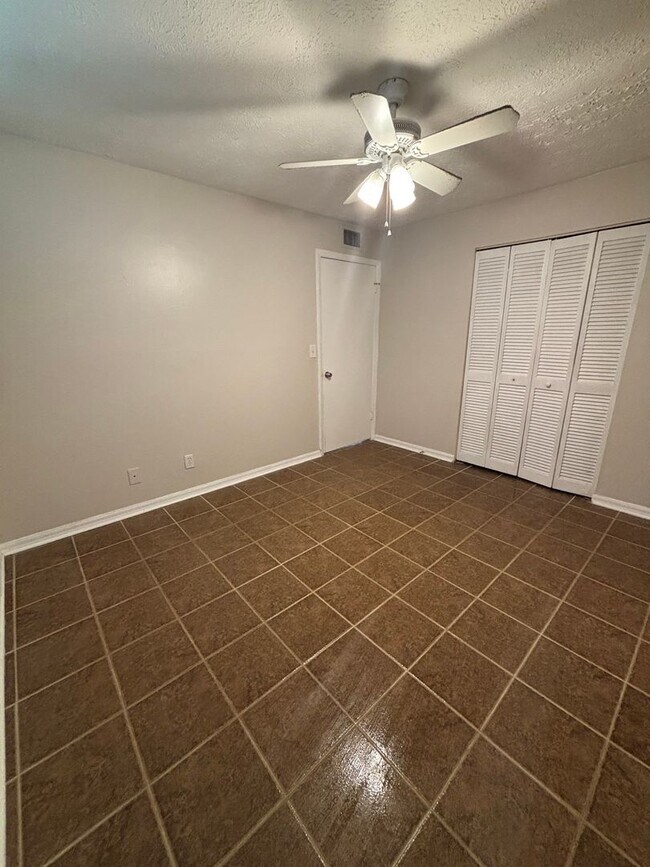 325 5th St S in Jacksonville Beach, FL - Foto de edificio - Building Photo