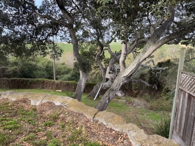 15425 Oak Hills Dr in Salinas, CA - Building Photo - Building Photo