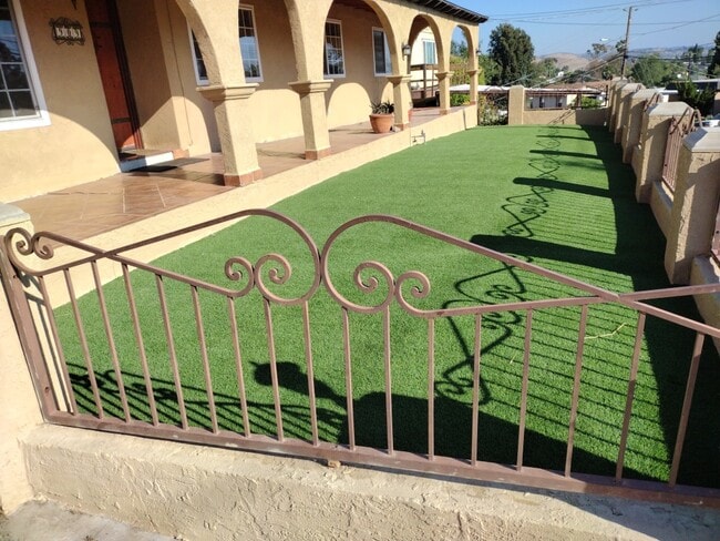 909 Galopago St in Spring Valley, CA - Foto de edificio - Building Photo