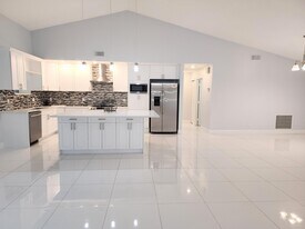 14526 Paddock Dr in Wellington, FL - Building Photo