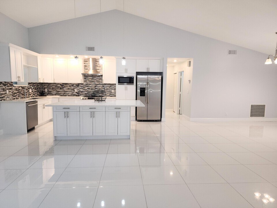 14526 Paddock Dr in Wellington, FL - Building Photo