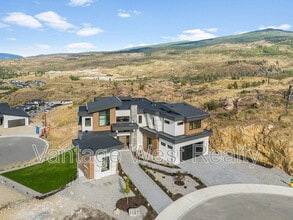 1122 Pearcy Ct in Kelowna, BC - Building Photo - Building Photo