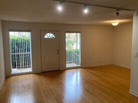 4660 Coldwater Canyon Ave, Unit 10 in Studio City, CA - Building Photo