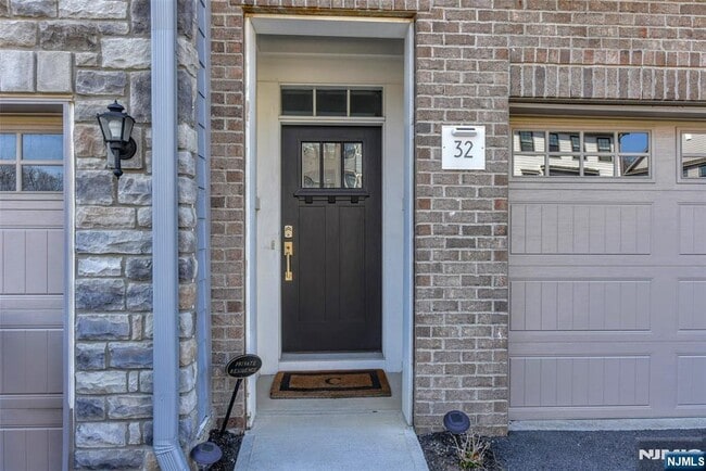 32 Cinnamon Dr in Upper Saddle River, NJ - Building Photo - Building Photo