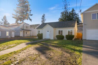 2811 SE 125th Ave in Portland, OR - Building Photo - Building Photo