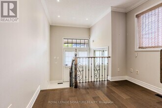 5865 Whitehorn Ave in Mississauga, ON - Building Photo - Building Photo