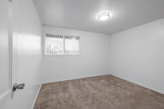 Colonial Villa Apartments in Portland, OR - Building Photo - Interior Photo