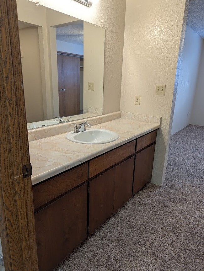 1229 Burton Ct in Redding, CA - Foto de edificio - Building Photo