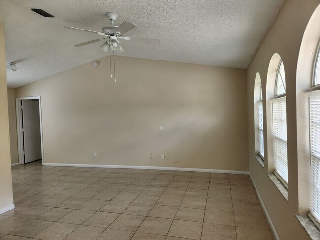 1012 Euclid Ave in Lehigh Acres, FL - Building Photo - Building Photo