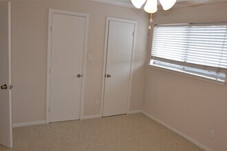 6111 Beverly Hill St in Houston, TX - Foto de edificio - Building Photo