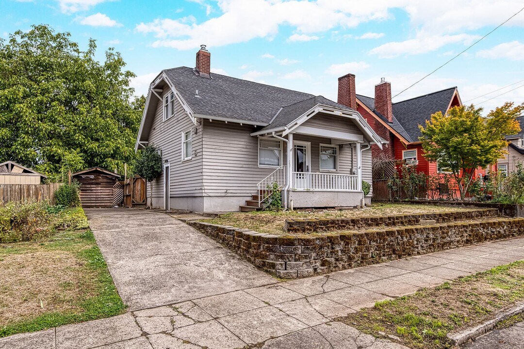 9755 N Ivanhoe St in Portland, OR - Foto de edificio