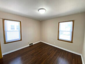 2325 W Kellogg Ave in West Peoria, IL - Building Photo - Building Photo