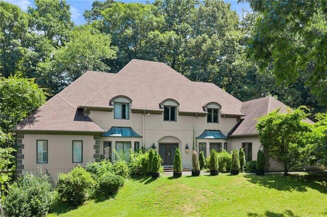 5785 Northside Dr NW in Atlanta, GA - Foto de edificio - Building Photo