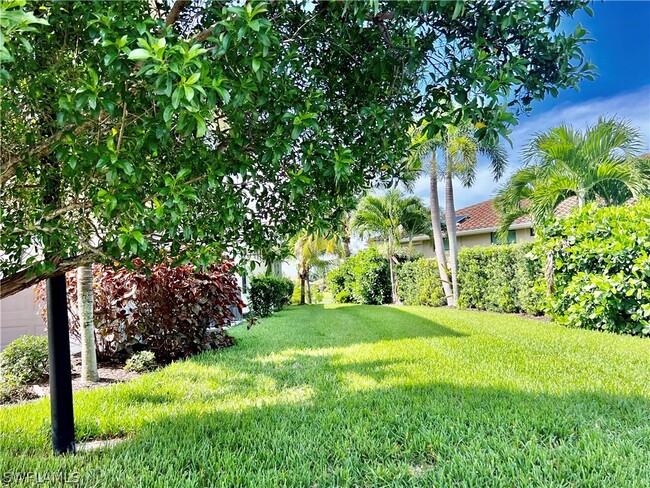 15111 Cortona Wy in Ft. Myers, FL - Foto de edificio - Building Photo