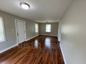 1551 N Hanley Rd in University City, MO - Building Photo - Building Photo