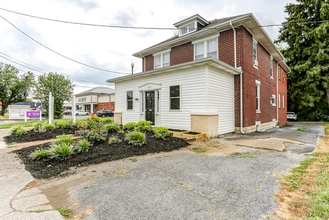 3223 Market St in Camp Hill, PA - Foto de edificio - Building Photo