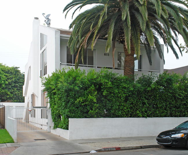 609-613 Westmount Dr in West Hollywood, CA - Building Photo - Building Photo