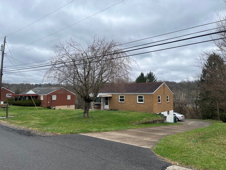 8 Freedom Dr S in Bridgeville, PA - Building Photo