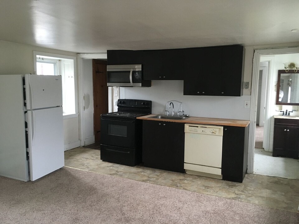 12 E Germantown Pike in Plymouth Meeting, PA - Building Photo