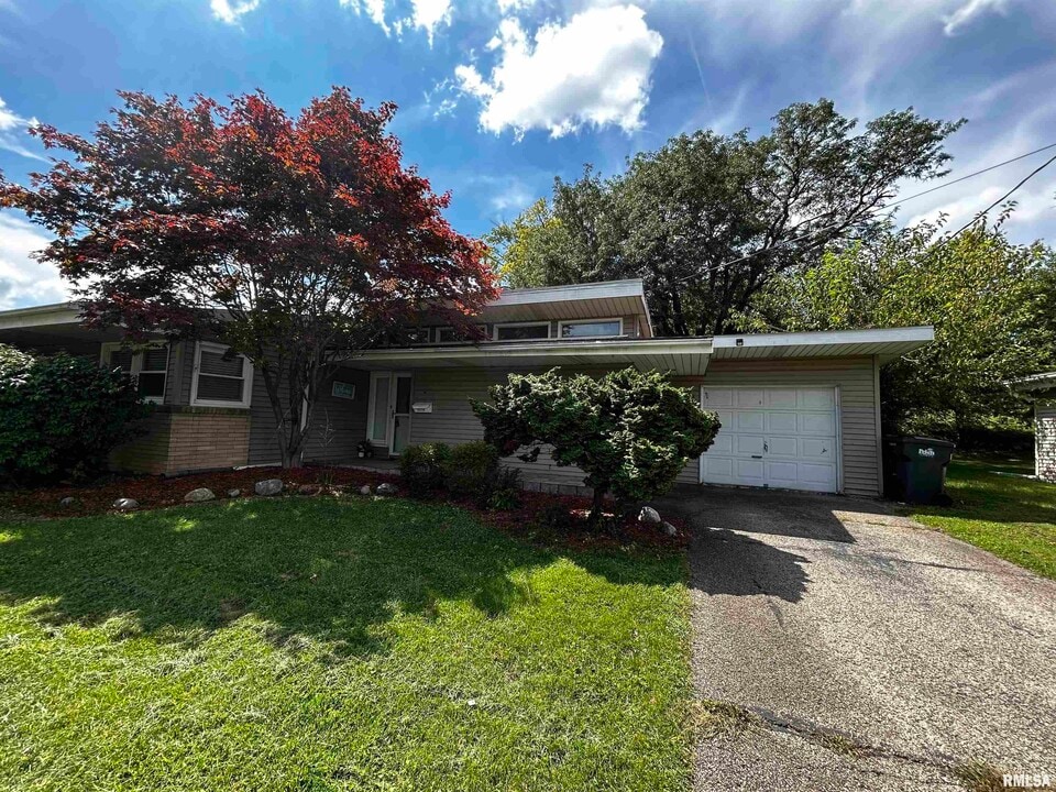 2224 North St in Pekin, IL - Building Photo