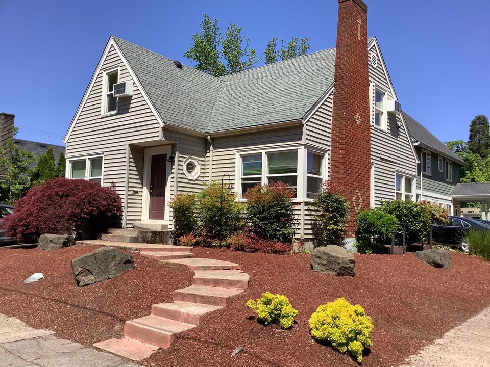 383-385 E 15th Ave in Eugene, OR - Building Photo