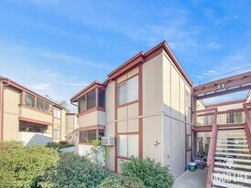 5543 Adobe Falls Rd in San Diego, CA - Building Photo