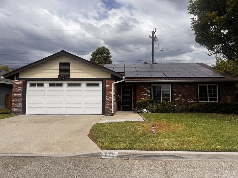 925 Royal Oaks Dr in Monrovia, CA - Building Photo