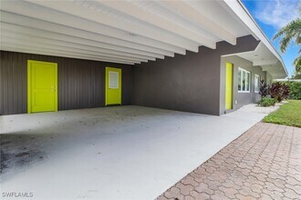 5150 Sand Dollar Ln in Naples, FL - Foto de edificio - Building Photo