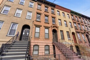 233 1/2 Summit Ave in Jersey City, NJ - Building Photo