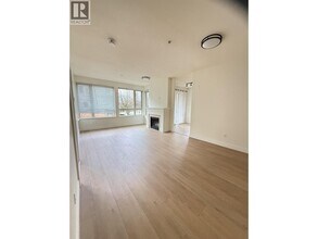 2602 Whiteley Ct in North Vancouver, BC - Building Photo - Building Photo