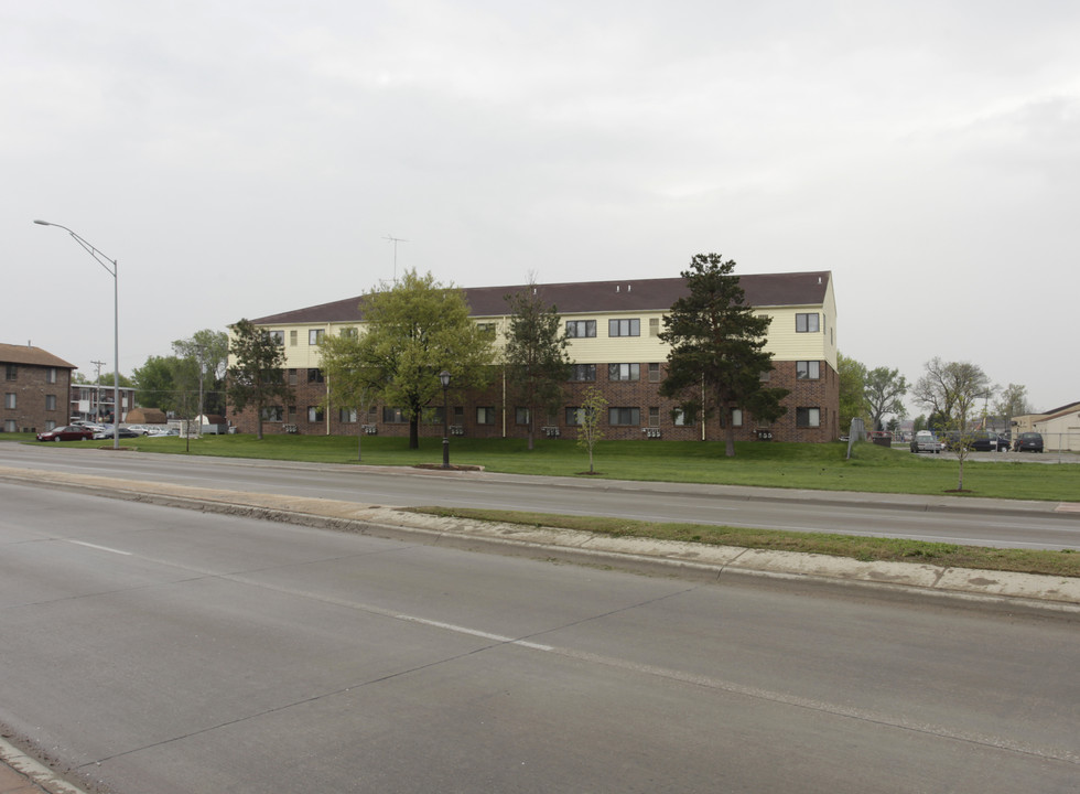 Malone Manor in Lincoln, NE - Building Photo