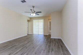 2458 Dovesong Trace Dr in Ruskin, FL - Foto de edificio - Building Photo