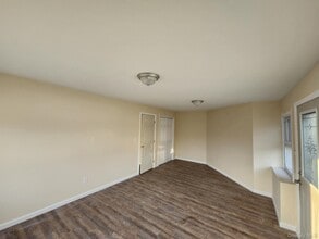 24 Poplar Pl in Bay Shore, NY - Foto de edificio - Building Photo