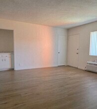 14335 Burbank Blvd in Van Nuys, CA - Foto de edificio - Building Photo