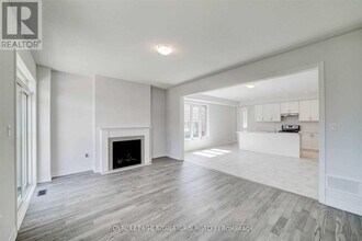 5 Frederick Taylor Way in East Gwillimbury, ON - Building Photo - Building Photo