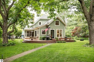 828 Washington St in Traverse City, MI - Building Photo