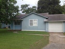 915 Center Street in Bridge City, TX - Building Photo