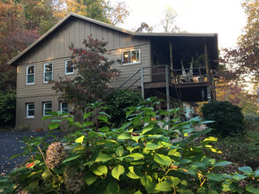 37 Mountain View Ave, Unit Upstairs in Black Mountain, NC - Foto de edificio - Building Photo