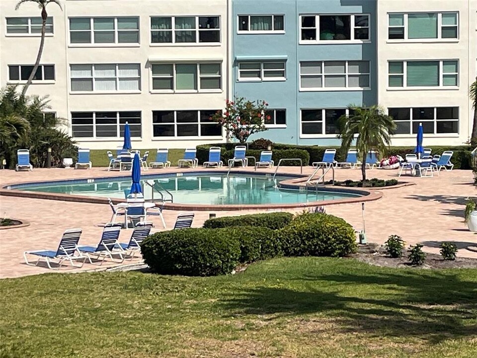 6201 2nd St E in St Pete Beach, FL - Building Photo