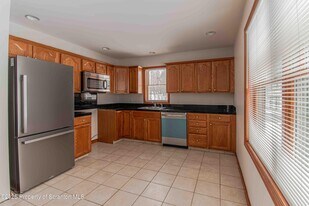 4005-4007 Pond View Dr in South Abington Township, PA - Building Photo