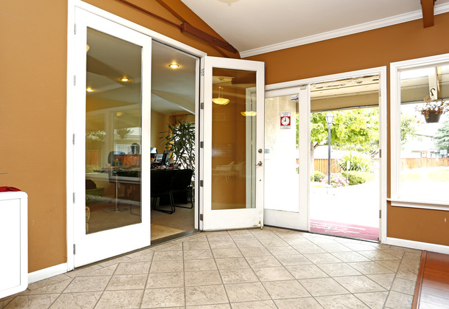 Washington Townhomes in San Lorenzo, CA - Building Photo - Interior Photo