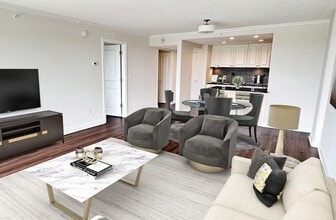 555 S Old Woodward Ave in Birmingham, MI - Foto de edificio - Building Photo