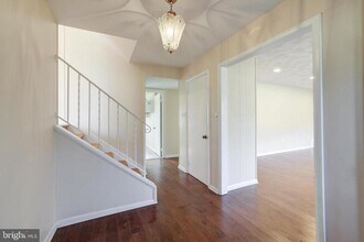 1013 Westbriar Dr NE in Vienna, VA - Building Photo - Building Photo