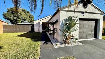 2451 SW 85th Terrace in Miramar, FL - Building Photo