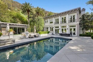 1756 Clear View Dr in Beverly Hills, CA - Building Photo